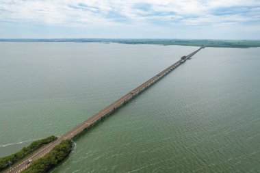 Tiet Nehri 'nin havadan ele geçirilmesi. Intermodal su yolu portu.