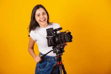 Güzel Brezilyalı kadın, film yapımcısı, video yapımcısı, görsel-işitsel. Film kamerasına bakıyorum.