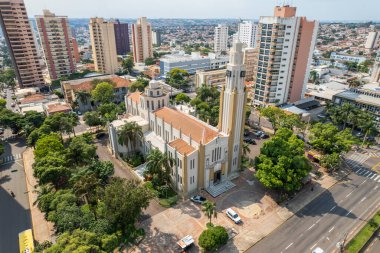 Batatais, So Paulo, Brezilya - Haziran 2022: Batatais şehri, Şehir Merkezi Meydanı ve Ana Kilise.