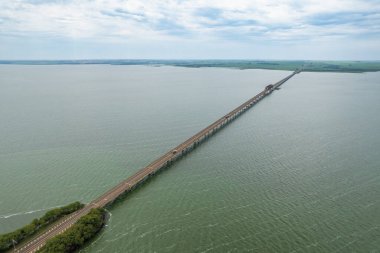 Tiet Nehri 'nin havadan ele geçirilmesi. Intermodal su yolu portu.