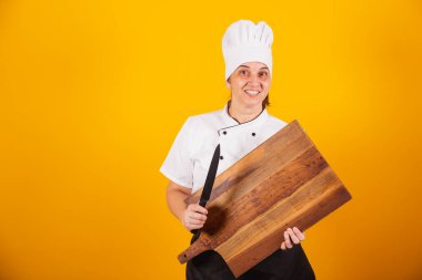 Yetişkin Brezilyalı kadın, şef, gastronomi uzmanı. Tahta ve bıçak ellerinde..