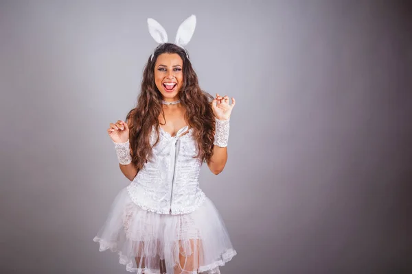 Tavşan Elbiseli Brezilyalı Kadın Fotoğraf Için Poz Vermek Seksi — Stok fotoğraf