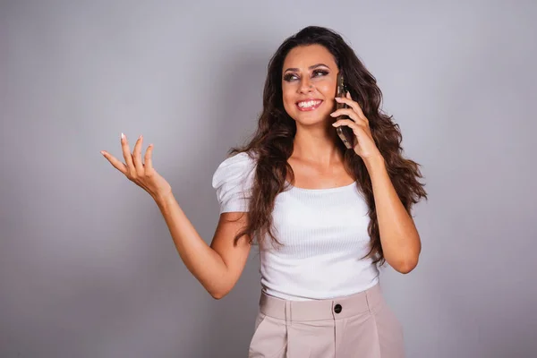 Hermosa Mujer Brasileña Sosteniendo Teléfono Inteligente Llamada Voz Hablando — Foto de Stock