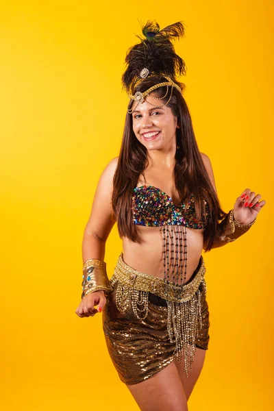 Beautiful Brazilian Woman Golden Carnival Clothes Dancing Enjoying Partying Vertical — Stock Photo, Image