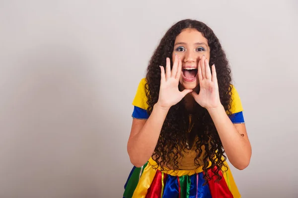 Genç Bir Kız Brezilyalı Frevo Elbiseli Karnaval Bağırmalar Reklamlar — Stok fotoğraf