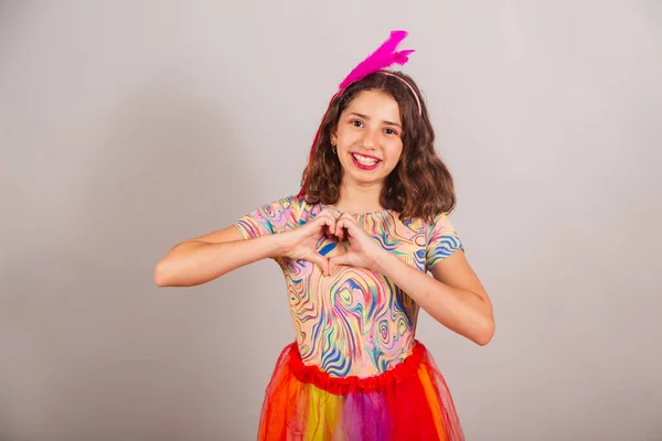 Brasilianisches Kind Mädchen Karnevalskostüm Herzzeichen Mit Händen — Stockfoto