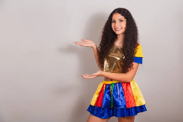 Молодая Девушка Подросток Бразильянка Свободной Одежде Карнавале Представление Стороне Реклама — стоковое фото