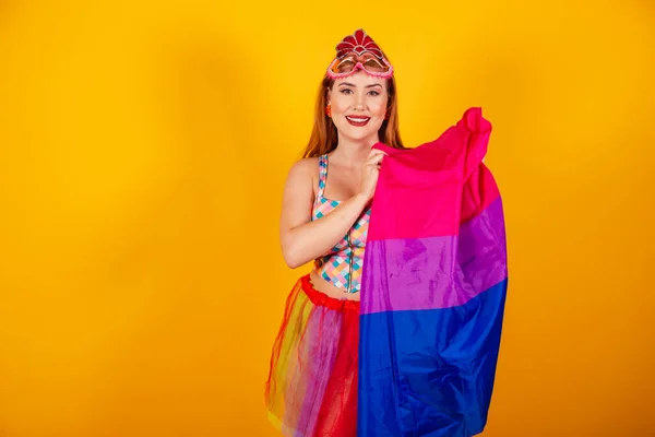 Ruiva Brasileira Roupas Carnaval Com Uma Bandeira Bissexual Lgbt — Fotografia de Stock