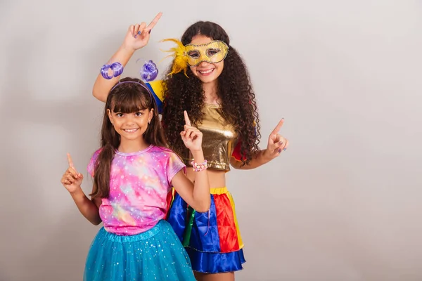 Duas Amigas Brasileiras Vestidas Com Roupas Carnaval Dança — Fotografia de Stock