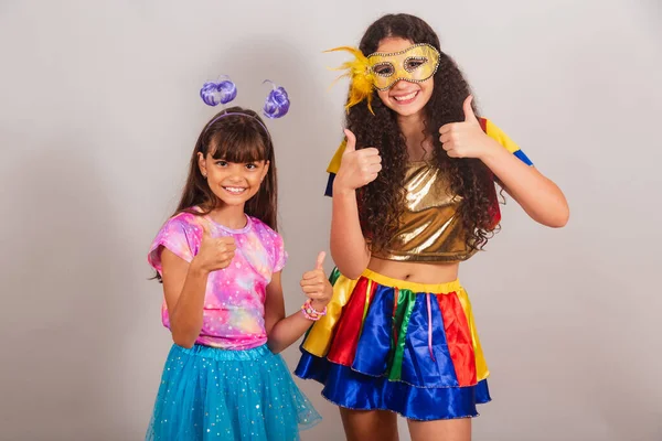 Zwei Befreundete Brasilianerinnen Karnevalskleidung Wie Zeichen — Stockfoto