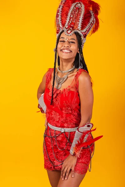 Güzel Siyah Brezilyalı Kadın Kırmızı Karnaval Kıyafetleriyle Dikey Resim — Stok fotoğraf