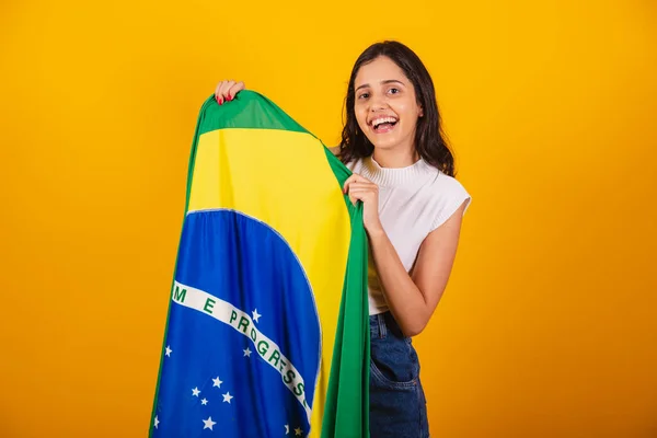 Bella Donna Brasiliana Che Celebra Con Bandiera Brasiliana — Foto Stock
