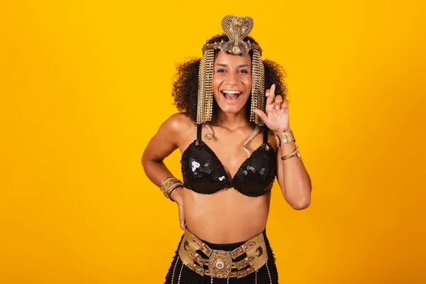 Красивая Черная Бразильская Женщина Одежде Карнавала Клеопатры Аплодирует Желает Скрестив — стоковое фото