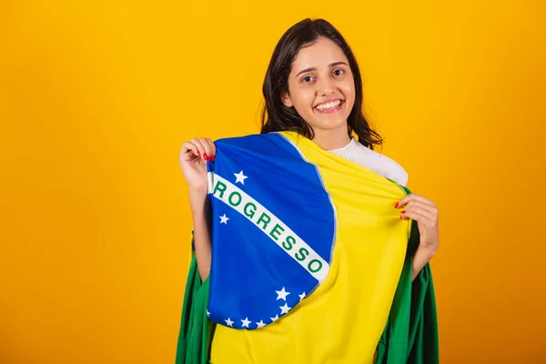 ブラジル国旗をケープにした美しいブラジル人女性 — ストック写真
