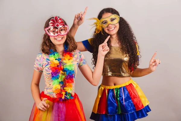 Brazilské Přítelkyně Oblečené Karnevalových Šatech Přátelství Tanec — Stock fotografie