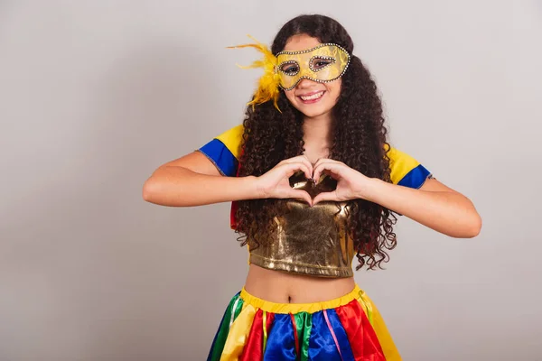Genç Bir Kız Brezilyalı Frevo Elbiseli Karnaval Maske Ellerle Kalp — Stok fotoğraf