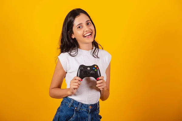 Schöne Brasilianerin Mit Videospiel Controller Zeigen Vor Die Kamera — Stockfoto