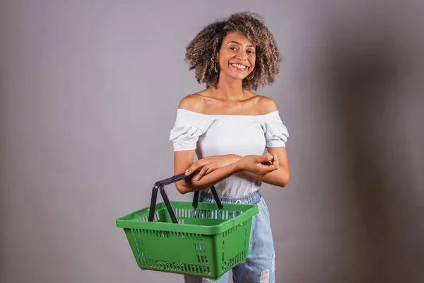 Güzel Siyah Brezilyalı Kadın Elinde Alışveriş Sepeti Alışveriş Reklam Indirim — Stok fotoğraf