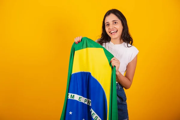 Schöne Brasilianerin Feiert Mit Brasilianischer Flagge — Stockfoto