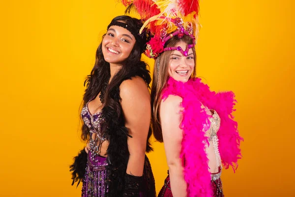 Twee Braziliaanse Vrienden Carnavalskleding Glimlachend — Stockfoto