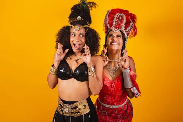 Twee Braziliaanse Vriendinnen Carnavalskleding Juichen Wensen Vingers Gekruist — Stockfoto