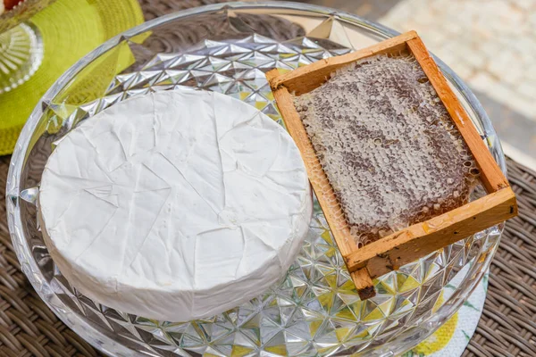 Brie Cheese Served Honeycomb Traditional Cheese Served Honey Social Events — Stock Photo, Image
