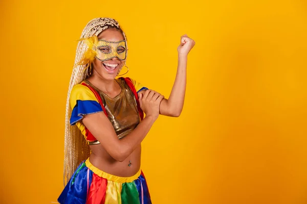 Schöne Schwarze Brasilianerin Karnevalskleidung Maske Gelber Hintergrund Bizeps Halten Stärke — Stockfoto