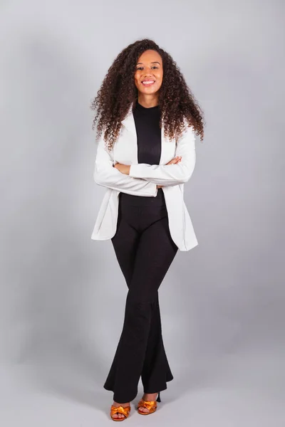 Vertikální Fotografie Krásná Černá Brazilka Podnikatelka Oblečená Bílém Obleku Usmívající — Stock fotografie