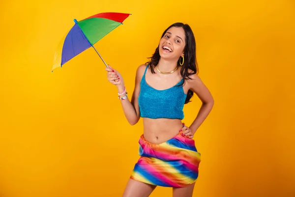 Renkli Şemsiyeler Taşıyan Karnaval Elbiseli Güzel Brezilyalı Kadın — Stok fotoğraf