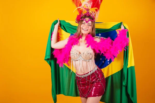 美丽的金发碧眼的女人 穿着桑巴学校的皇后服装 狂欢节 羽毛冠 高举国旗 — 图库照片