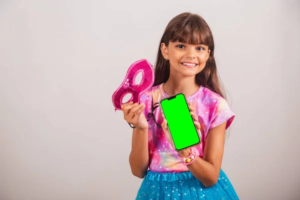 Прекрасна Бразильська Дівчина Дитина Одягнена Карнавалу Бразилії Смартфон Зеленим Екраном — стокове фото