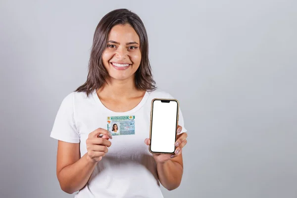 Femme Brésilienne Avec Permis Conduire Cnh Document Smartphone Écran Blanc — Photo