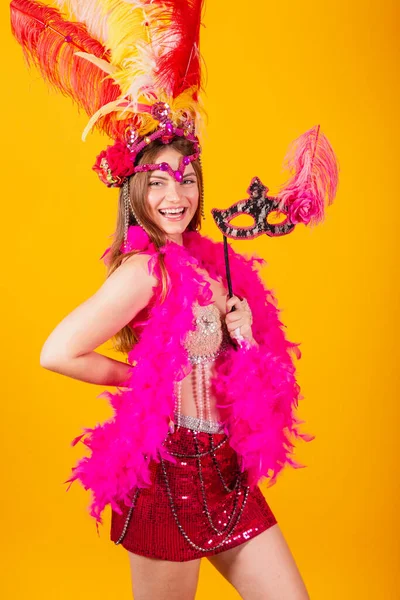 美丽的金发碧眼的女人 穿着桑巴学校的皇后服装 狂欢节 羽毛冠 带着狂欢节面具 — 图库照片
