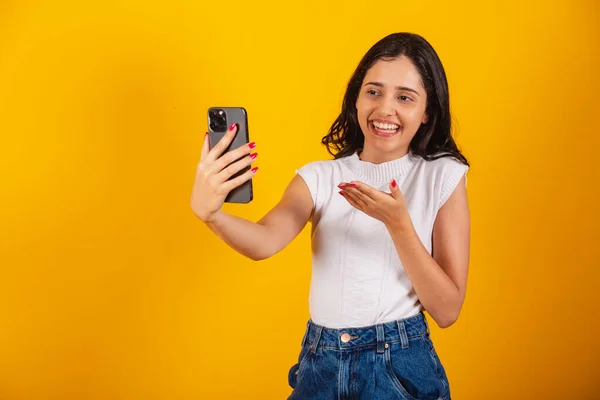Bela Mulher Brasileira Segurando Smartphone Tomando Auto Retrato Selfie — Fotografia de Stock