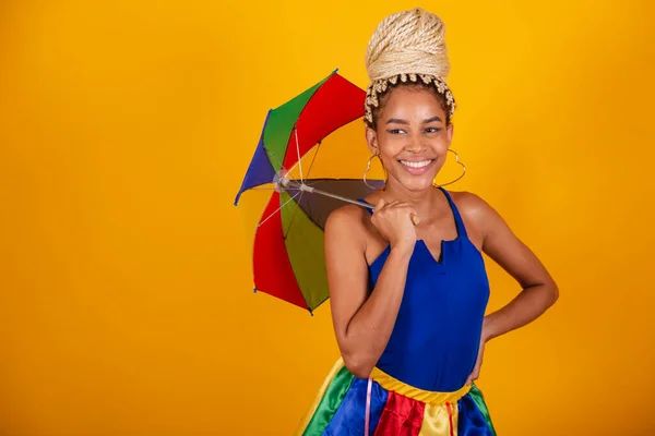 Schöne Schwarze Brasilianerin Gekleidet Karnevalskleidung Blauem Und Gelbem Hintergrund Dutt — Stockfoto