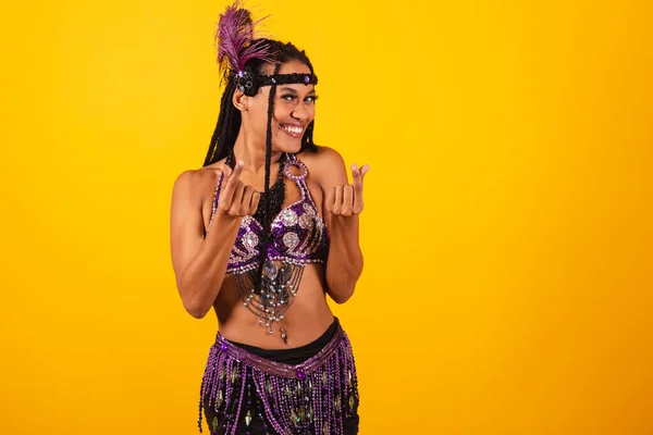 美丽的巴西黑人女人 穿着紫色狂欢节服装 手拿着心征 — 图库照片
