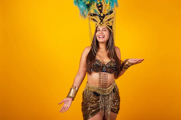 Piękna Brazylijka Złotych Strojach Karnawałowych Ubrana Pióro Tancerki Karnawałowej Witaj — Zdjęcie stockowe