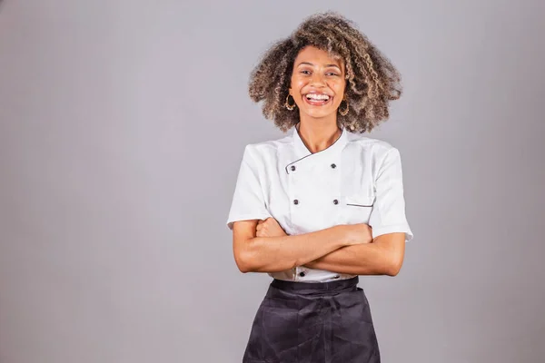 Genç Siyah Brezilyalı Kadın Aşçı Şef Restoran Üniforması Giyiyor Kollarını — Stok fotoğraf