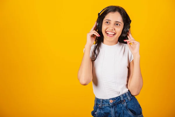 Beautiful Brazilian Woman Headphones Listening Music — Stock Photo, Image