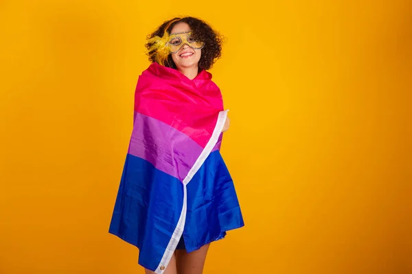 美丽的巴西女人 穿着嘉年华服装 色彩艳丽的裙子和白衬衫 戴面具 手持双性恋旗 — 图库照片