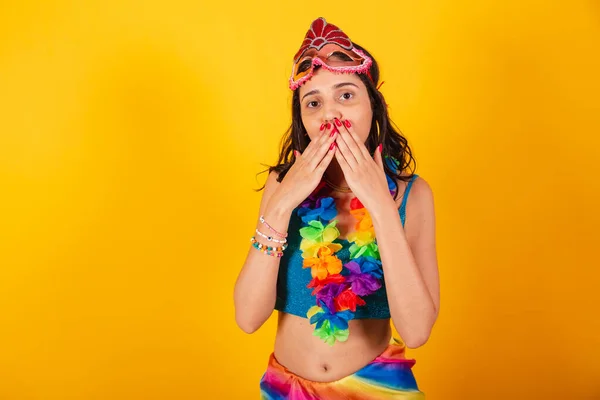 Schöne Brasilianerin Karnevalskleidung Trägt Karnevalsmaske Blumenkette Weht Kuss — Stockfoto