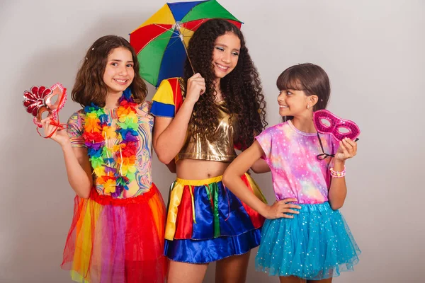 Βραζιλιάνες Φίλες Ντυμένες Ρούχα Καρναβαλιού Χαμογελώντας Για Φωτογραφία — Φωτογραφία Αρχείου