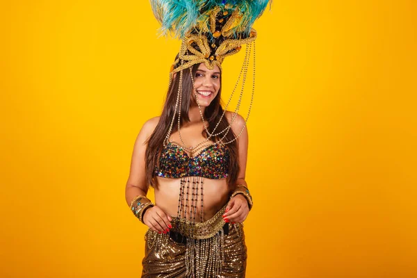 Schöne Brasilianerin Goldener Karnevalskleidung Trägt Karnevalstänzerin Federkrone — Stockfoto