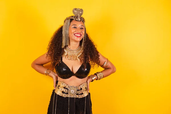 Horisontell Halv Kroppsbild Vacker Svart Brasiliansk Kvinna Karnevalskläder Händer Midjan — Stockfoto