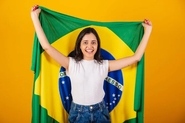 Bela Mulher Brasileira Levantando Bandeira Brasil — Fotografia de Stock
