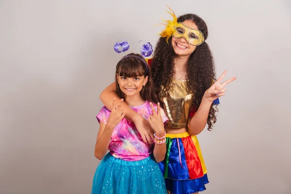 Duas Amigas Brasileiras Vestidas Com Roupas Carnaval Abraçados Posando Brincando — Fotografia de Stock