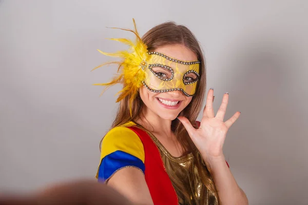 Brazylijska Blondynka Ubrana Frevo Ubrania Maska Karnawałowa Robienie Selfie — Zdjęcie stockowe