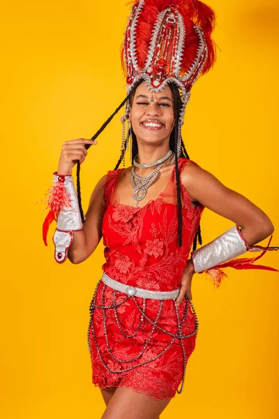 Piękna Czarna Brazylijka Czerwonym Karnawale Pionowe — Zdjęcie stockowe