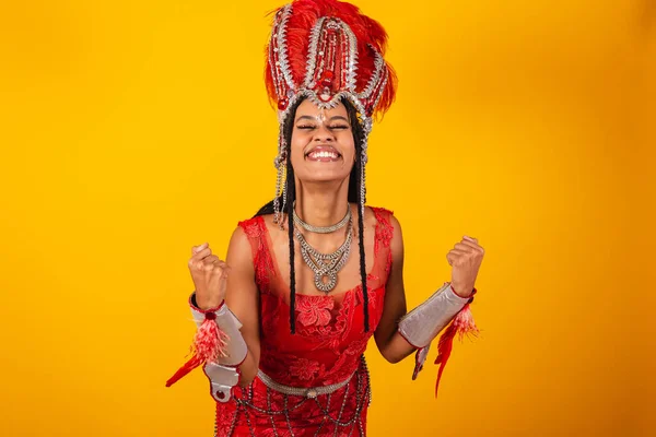 Schöne Schwarze Brasilianerin Mit Roter Karnevalskleidung Feiern — Stockfoto