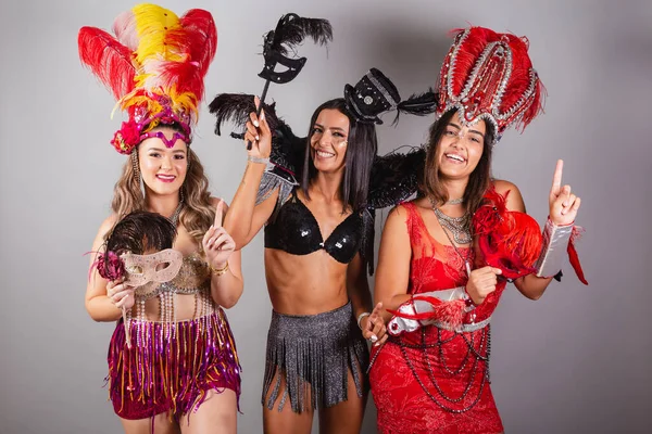 Horizontální Snímek Tří Brazilských Přátel Karnevalových Oblecích Tanec — Stock fotografie